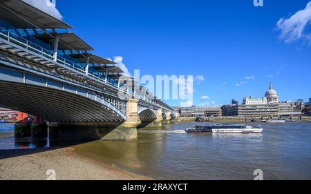 Thames Clippers Uber Boat, vorbei an der London Blackfriars Brücke über die Themse, London, England. Stockfoto