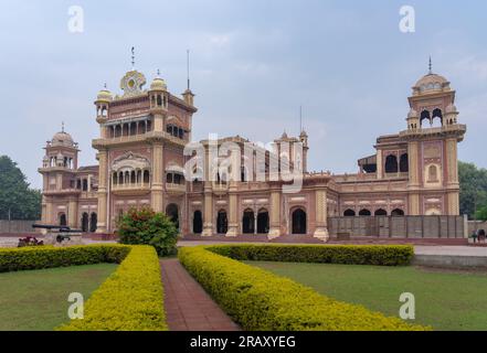 Vom Garten aus bietet sich ein seitlicher Blick auf die Barockfassade des historischen Faiz Mahal Palastes in Khairpur, Sindh, Pakistan Stockfoto