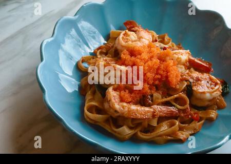 Scharfe gebratene Garnelenpasta mit Mentaiko Stockfoto