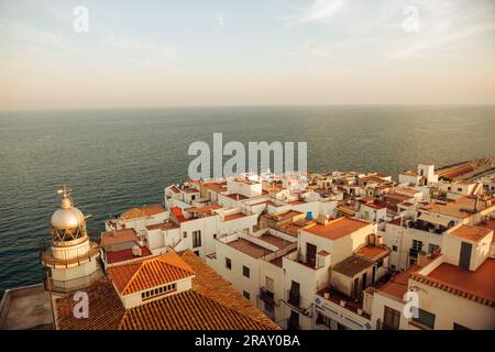 Wunderschöner Sonnenuntergang über Peniscola, Stadt namens „Gibraltar von Valencia“, südlich von Spanien Stockfoto