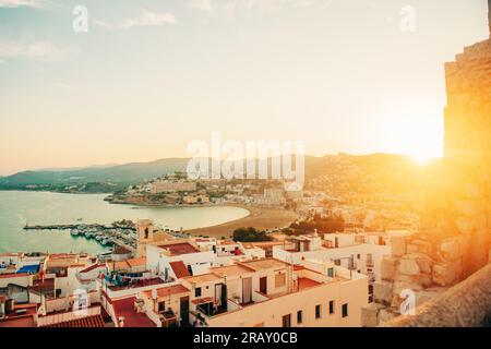 Wunderschöner Sonnenuntergang über Peniscola, Stadt namens „Gibraltar von Valencia“, südlich von Spanien Stockfoto