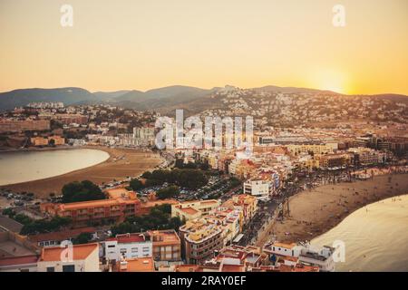 Wunderschöner Sonnenuntergang über Peniscola, Stadt namens „Gibraltar von Valencia“, südlich von Spanien Stockfoto