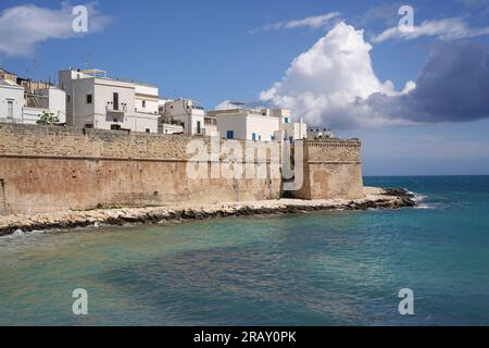 Mauern der Altstadt von malerischen Monopoli, Apulien, Italien Stockfoto