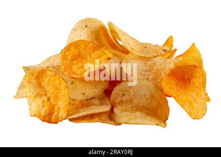 Ein Haufen Kartoffelchips, isoliert auf weißem Hintergrund. Köstlicher Bio-Snack Stockfoto