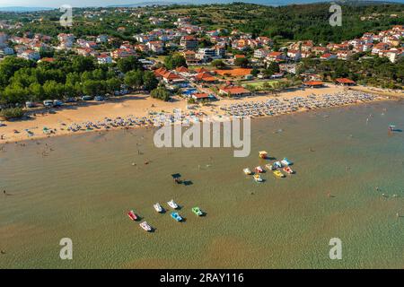 Blick aus der Vogelperspektive auf Rajska plaza (der Paradise Beach) auf Rab Island, Kroatien Stockfoto