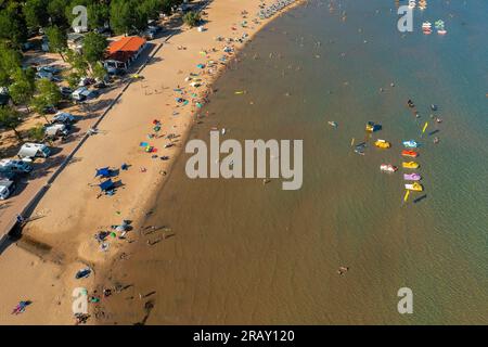 Blick aus der Vogelperspektive auf Rajska plaza (der Paradise Beach) auf Rab Island, Kroatien Stockfoto