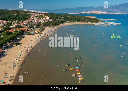 Blick aus der Vogelperspektive auf Rajska plaza (der Paradise Beach) auf Rab Island, Kroatien Stockfoto