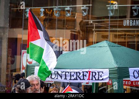 Vor der israelischen Botschaft in London wird in Solidarität mit Dschenin protestiert. Stockfoto