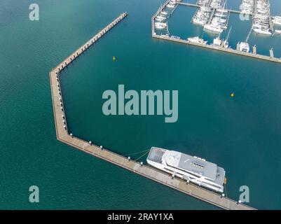 Luftaufnahme der Fähre, die an einer langen, winkligen Anlegestelle neben einem Yachthafen in einer ruhigen Bucht in Geelong in Victoria, Australien, vor Anker liegt Stockfoto