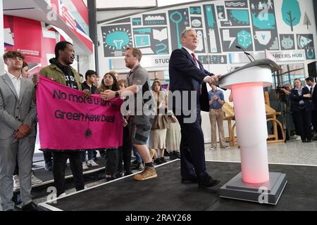 Demonstranten unterbrechen den Labour-Parteiführer Sir Keir Starmer, während er während der Eröffnung der fünften und letzten Parteimission zur Beseitigung der Barrieren für Chancen in jeder Phase, für jedes Kind, am Mid Kent College in Gillingham in Kent spricht. Foto: Donnerstag, 6. Juli 2023. Stockfoto