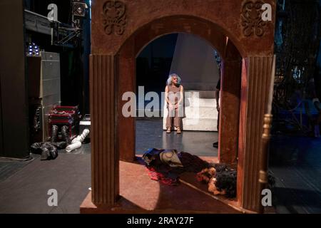 Teheran, Iran. 30. Juni 2023. Der iranische Schauspieler Mohsen Hosseini bereitet sich auf die Aufführung in der Musical-Theateraufführung von „Seven Labours of Esfandyar“ in der Vahdat (Unity) Hall im Zentrum von Teheran am 30. Juni 2023 vor. Seven Labours of Esfandyar Musical Theatre ist eine kostenlose Adaption von Hakim Abulqasem Ferdowsis ''Shahnameh '', geschrieben von Mohammad Reza Kohestani und produziert von der Arts and Media Organization Owj des Korps der Islamischen Revolutionsgarde (IRGC), unter Beteiligung der Roudaki Cultural Foundation. (Foto: Morteza Nikoubazl/NurPhoto) Kredit: NurPhoto SRL/Alamy Live News Stockfoto