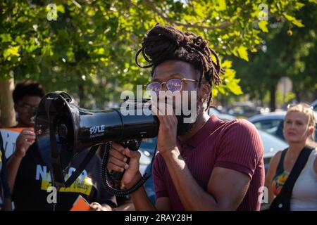 Lancaster, USA. 05. Juli 2023. Black Lives Matter Aktivisten und Verbündete versammelten sich außerhalb von Winco, um gegen die kürzliche Verhaftung eines verheirateten Paares durch LASD zu protestieren, die die Mitglieder der Gemeinde für ungeheuerlich und brutal hielten. Aktivisten stürmten den Winco und verlangten, dass das Management für die Kontaktaufnahme mit der Polizei verantwortlich gemacht wird, nachdem Winco das Coupé beschuldigt hatte, einen Kuchen gestohlen zu haben. (Foto: Jacob Lee Green/Sipa USA) Guthaben: SIPA USA/Alamy Live News Stockfoto