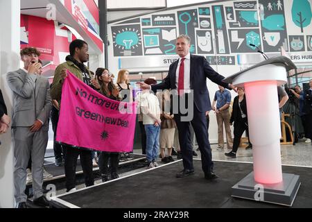 Demonstranten unterbrechen den Labour-Parteiführer Sir Keir Starmer, während er während der Eröffnung der fünften und letzten Parteimission zur Beseitigung der Barrieren für Chancen in jeder Phase, für jedes Kind, am Mid Kent College in Gillingham in Kent spricht. Foto: Donnerstag, 6. Juli 2023. Stockfoto