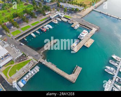 Blick aus der Vogelperspektive auf einen Hafen, umgeben von Piers am Ufer von geelong in Victoria, Australien. Stockfoto