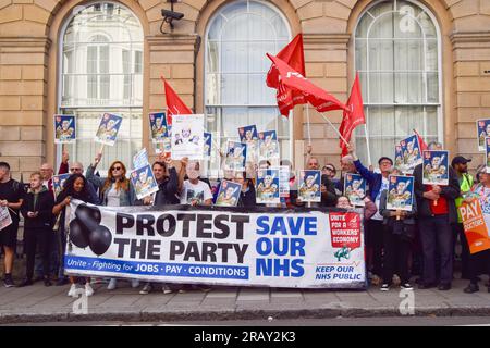 London, Großbritannien. 5. Juli 2023 Pro-NHS-Demonstranten versammelten sich vor dem privaten Carlton Club als Mitglieder der Tory Party, darunter Gesundheitsminister Steve Barclay, hielt ein Dinner ab, um 75 Jahre des NHS (National Health Service) zu feiern. Die Demonstranten beschuldigen die Tories, den NHS, der sich in einer Krise befindet, falsch verwaltet und unterfinanziert zu haben, sowie seine Privatisierung zu planen. Stockfoto