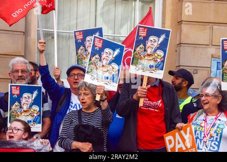 London, Großbritannien. 5. Juli 2023 Pro-NHS-Demonstranten versammelten sich vor dem privaten Carlton Club als Mitglieder der Tory Party, darunter Gesundheitsminister Steve Barclay, hielt ein Dinner ab, um 75 Jahre des NHS (National Health Service) zu feiern. Die Demonstranten beschuldigen die Tories, den NHS, der sich in einer Krise befindet, falsch verwaltet und unterfinanziert zu haben, sowie seine Privatisierung zu planen. Stockfoto