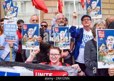 London, Großbritannien. 5. Juli 2023 Pro-NHS-Demonstranten versammelten sich vor dem privaten Carlton Club als Mitglieder der Tory Party, darunter Gesundheitsminister Steve Barclay, hielt ein Dinner ab, um 75 Jahre des NHS (National Health Service) zu feiern. Die Demonstranten beschuldigen die Tories, den NHS, der sich in einer Krise befindet, falsch verwaltet und unterfinanziert zu haben, sowie seine Privatisierung zu planen. Stockfoto