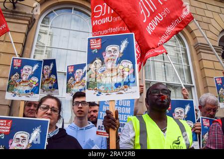 London, Großbritannien. 5. Juli 2023 Pro-NHS-Demonstranten versammelten sich vor dem privaten Carlton Club als Mitglieder der Tory Party, darunter Gesundheitsminister Steve Barclay, hielt ein Dinner ab, um 75 Jahre des NHS (National Health Service) zu feiern. Die Demonstranten beschuldigen die Tories, den NHS, der sich in einer Krise befindet, falsch verwaltet und unterfinanziert zu haben, sowie seine Privatisierung zu planen. Stockfoto