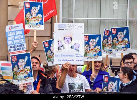 London, Großbritannien. 5. Juli 2023 Pro-NHS-Demonstranten versammelten sich vor dem privaten Carlton Club als Mitglieder der Tory Party, darunter Gesundheitsminister Steve Barclay, hielt ein Dinner ab, um 75 Jahre des NHS (National Health Service) zu feiern. Die Demonstranten beschuldigen die Tories, den NHS, der sich in einer Krise befindet, falsch verwaltet und unterfinanziert zu haben, sowie seine Privatisierung zu planen. Stockfoto