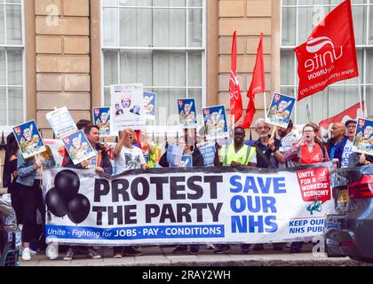 London, Großbritannien. 5. Juli 2023 Pro-NHS-Demonstranten versammelten sich vor dem privaten Carlton Club als Mitglieder der Tory Party, darunter Gesundheitsminister Steve Barclay, hielt ein Dinner ab, um 75 Jahre des NHS (National Health Service) zu feiern. Die Demonstranten beschuldigen die Tories, den NHS, der sich in einer Krise befindet, falsch verwaltet und unterfinanziert zu haben, sowie seine Privatisierung zu planen. Stockfoto