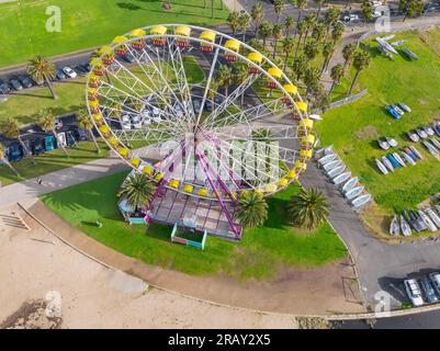 Luftaufnahme eines Riesenrads, umgeben von Parklandschaft und Parkplätzen in Geelong in Victoria, Australien. Stockfoto