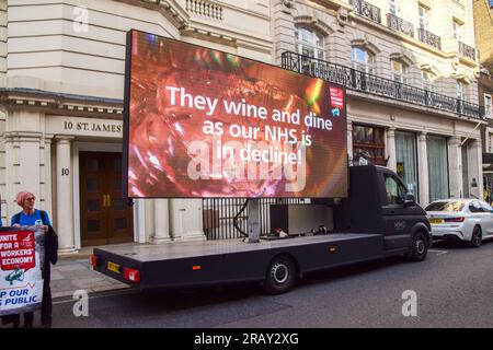 London, Großbritannien. 5. Juli 2023 Pro-NHS-Demonstranten versammelten sich vor dem privaten Carlton Club als Mitglieder der Tory Party, darunter Gesundheitsminister Steve Barclay, hielt ein Dinner ab, um 75 Jahre des NHS (National Health Service) zu feiern. Die Demonstranten beschuldigen die Tories, den NHS, der sich in einer Krise befindet, falsch verwaltet und unterfinanziert zu haben, sowie seine Privatisierung zu planen. Stockfoto