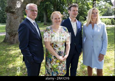 HAARLEM - von links nach rechts die Abgeordneten Jeroen Otthof - PVDA - , Rosan Kocken - GL - , Jelle Beemsterboer - BBBB - und Esther Rommel - VVD - bei der Vorstellung des Koalitionsabkommens der Provinz Nordholland in Paviljoen Welgelegen. Wie in fast allen anderen Provinzen mit abgerundeter Formation gehören auch BBB und VVD dem neuen stellvertreterrat an. ANP EVERT ELZINGA niederlande raus - belgien raus Stockfoto