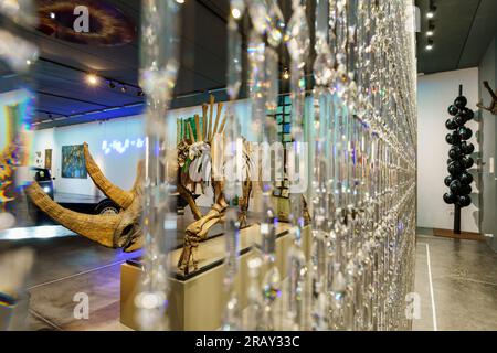 Vorhang aus Swarovski-Kristallen und versteinertem Skelett von sibirischem Wollrhinozeros (Coelodonta antiquitatis), Sa Bassa Blanca Museum (msbb) Yannick V. Stockfoto