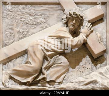 GENUA, ITALIEN - 5. MÄRZ 2023: Die Marmorreste Jesu mit dem Kreuz in der Kirche Chiesa di Santa Maria Maddalena von einem unbekannten Künstler. Stockfoto