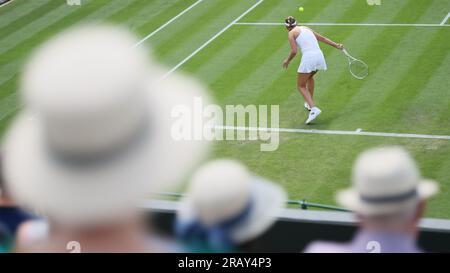 London, Großbritannien. 06. Juli 2023. Belgische Elise Mertens in Aktion während des Spiels zwischen den belgischen Mertens und der ukrainischen Svitolina, in der Zweiten Runde der Frauen-Singles, beim Grand-Slam-Tennisturnier in Wimbledon 2023 im All England Tennis Club im Südwesten Londons, Großbritannien. Wegen des schlechten Wetters musste das Spiel dienstags und mittwochs unterbrochen werden und viele Spiele mussten verschoben werden. BELGA FOTO BENOIT DOPPAGNE Kredit: Belga News Agency/Alamy Live News Stockfoto