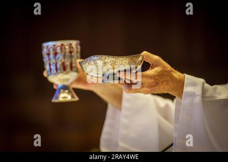 Elemente des eucharistischen sakramentalen Brots und sakramentalen Weins, der Kirche La Porcincula, Mallorca, Balearen, Spanien Stockfoto