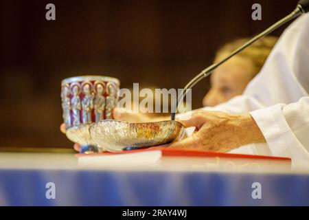 Elemente des eucharistischen sakramentalen Brots und sakramentalen Weins, der Kirche La Porcincula, Mallorca, Balearen, Spanien Stockfoto