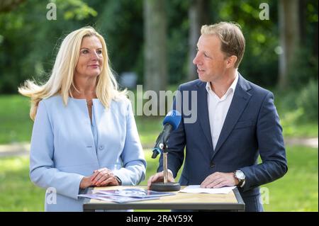 HAARLEM - von links nach rechts Esther Rommel und Klaas jeroen Terwal vom VVD bei der Vorstellung des Koalitionsabkommens der Provinz Nordholland in Paviljoen Welgelegen. Wie in fast allen anderen Provinzen mit abgerundeter Formation gehören auch BBB und VVD dem neuen stellvertreterrat an. ANP EVERT ELZINGA niederlande raus - belgien raus Stockfoto