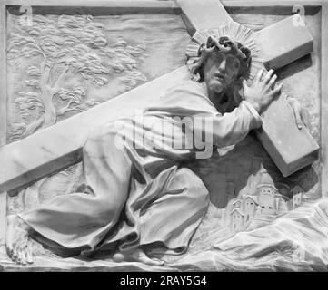 GENUA, ITALIEN - 5. MÄRZ 2023: Die Marmorreste Jesu mit dem Kreuz in der Kirche Chiesa di Santa Maria Maddalena von einem unbekannten Künstler. Stockfoto