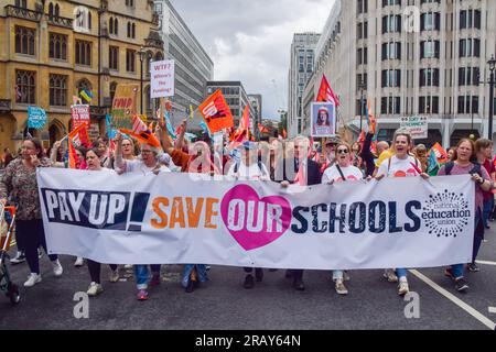 London, Großbritannien. 5. Juli 2023 Der Abgeordnete der Labour-Partei John McDonnell tritt dem marsch bei. Tausende von Lehrern marschierten in Westminster, als die National Education Union (neu) neue Streiks über Lohn veranstaltete. Stockfoto