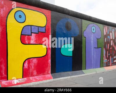 Teile der Berliner Mauer oder Bereiche, die durch eine Betonbarriere zwischen Ost- und Westberlin getrennt wurden. Stockfoto