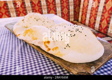 Türkisches knuspriges Fladenbrot auf einem Tisch in einem Café oder einer Bäckerei Stockfoto