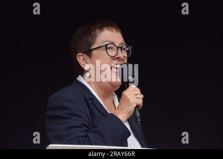 London, Großbritannien. 5. Juli 2023 Die scheidende NEU-Generalsekretärin Mary Bousted hält eine Rede auf dem Parliament Square. Tausende von Lehrern marschierten in Westminster, als die National Education Union (neu) neue Streiks über Lohn veranstaltete. Stockfoto