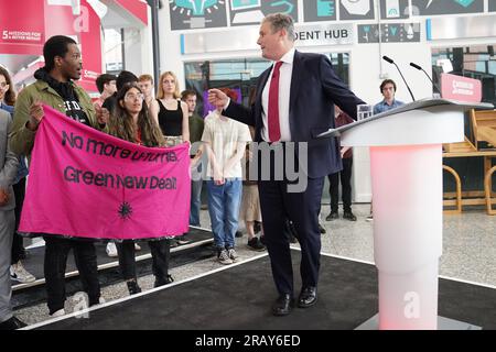 Demonstranten unterbrechen den Labour-Parteiführer Sir Keir Starmer, während er während der Eröffnung der fünften und letzten Parteimission zur Beseitigung der Barrieren für Chancen in jeder Phase, für jedes Kind, am Mid Kent College in Gillingham in Kent spricht. Foto: Donnerstag, 6. Juli 2023. Stockfoto