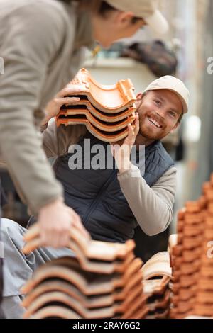 Bauarbeiter, die an Dachkonstruktionen arbeiten Stockfoto