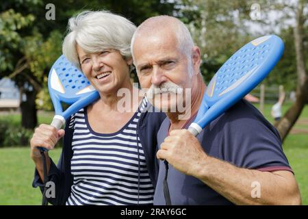 Seniorenpaar, das draußen Tennis spielt Stockfoto