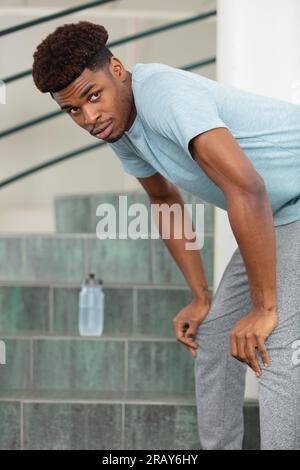 Junger afroamerikanischer Sportler auf der Treppe Stockfoto