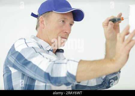 Ein Mann vögelt mit der Wand Stockfoto