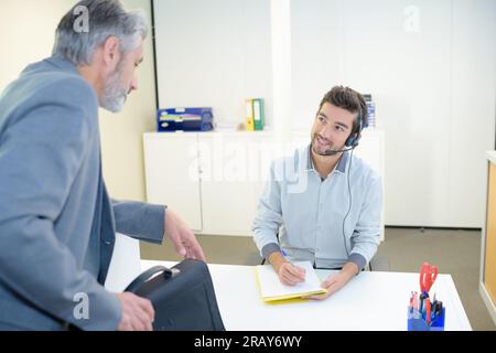 Geschäftsleute, die ein Meeting in der Geschäftsführung haben Stockfoto