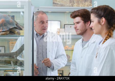 Lehrer und Schüler in einem Biologiekurs Stockfoto