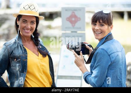 Zwei glückliche Freunde im Urlaub Stockfoto