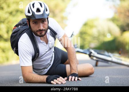 Mann Radfahrer fiel von Rennrad während des Radfahrens Stockfoto