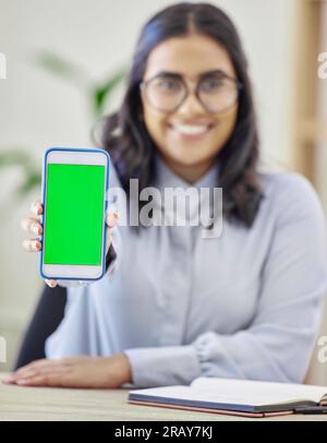 Glückliche Frau, Hände und Telefon-Green Screen für Werbung, Marketing oder Branding auf dem Modell im Büro. Porträt einer mobilen Person Stockfoto