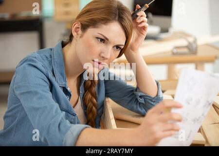 Selbstständige Zimmerlerin, die heimwerkerprojekt i plant Stockfoto