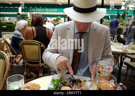 Mittagessen am linken Ufer im Deux Magots-Stil Rinderkebab auf der Außenterrasse des Les Deux Magots, Saint-Germain des Prés, Paris, Frankreich Stockfoto